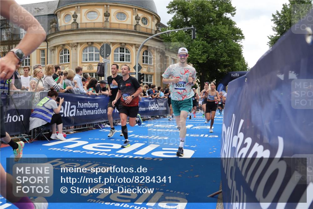 29.06.2025 - hella hamburg halbmarathon Strokosch-Dieckow http://msf.ph/oto/8284341 29.06.2025 10:47:23 Ziel 51, 1012, 1592, 2274, 2839, 2864, 2869, 2953, 3304, 5024, 5532, 5650, 6168, 6203, 8693, 8852, 9305, 10423, 11021, 11077, 11491, 11518, 12870, 13782, 14722, 15350, 15611, 15923, 16089, 16286, 16819, 17846, 17905, 18758, 18974 meine-sportfotos.de