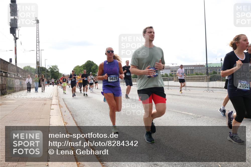 29.06.2025 - hella hamburg halbmarathon Lena Gebhardt http://msf.ph/oto/8284342 29.06.2025 10:20:45 Lombardsbrücke 5625, 4288, 2053, 1011, 1046, 1069, 1471, 1474, 2053, 2101, 2325, 2478, 2834, 2923, 2945, 3247, 3434, 3733, 3781, 3813, 4082, 4154, 4166, 4288, 4350, 4422, 4754, 4869, 5041, 5061, 5181, 5625, 5831, 5937, 6608, 6951, 7018, 7101, 7131, 8025, 8113, 8588, 8724, 8940, 9005, 9011, 9136, 9236, 9722, 9873, 9981, 10041, 10050, 10350, 10414, 10585, 10613, 10647, 10754, 11100, 11145, 11603, 11835, 11995, 12694, 12844 meine-sportfotos.de