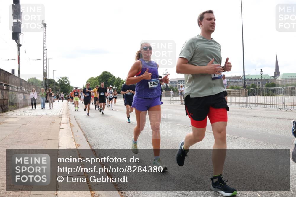 29.06.2025 - hella hamburg halbmarathon Lena Gebhardt http://msf.ph/oto/8284380 29.06.2025 10:20:45 Lombardsbrücke 6135, 5625, 1011, 1046, 1069, 1471, 1474, 2053, 2101, 2325, 2478, 2834, 2923, 2945, 3247, 3434, 3733, 3781, 3813, 4082, 4154, 4166, 4288, 4350, 4422, 4754, 4869, 5041, 5061, 5181, 5625, 5831, 5937, 6608, 6951, 7018, 7101, 7131, 8025, 8113, 8588, 8724, 8940, 9005, 9011, 9136, 9236, 9722, 9873, 9981, 10041, 10050, 10350, 10414, 10585, 10613, 10647, 10754, 11100, 11145, 11603, 11835, 11995, 12694, 12844 meine-sportfotos.de