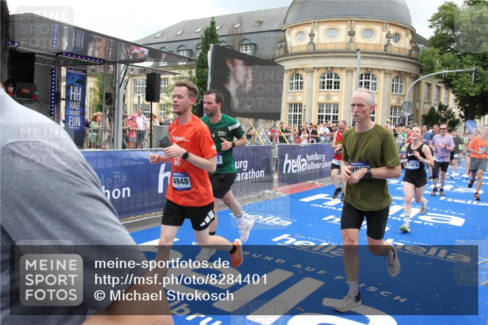 29.06.2025 - hella hamburg halbmarathon Michael Strokosch http://msf.ph/oto/8284401 29.06.2025 10:55:11 Ziel 1549, 1628, 2119, 2448, 2884, 3041, 3791, 3945, 4903, 6355, 8691, 9060, 9361, 9380, 10191, 10192, 11333, 11747, 11976, 12248, 12961, 13297, 14750, 14834, 14948, 16108, 16630, 17803, 17842, 18031, 18966 meine-sportfotos.de