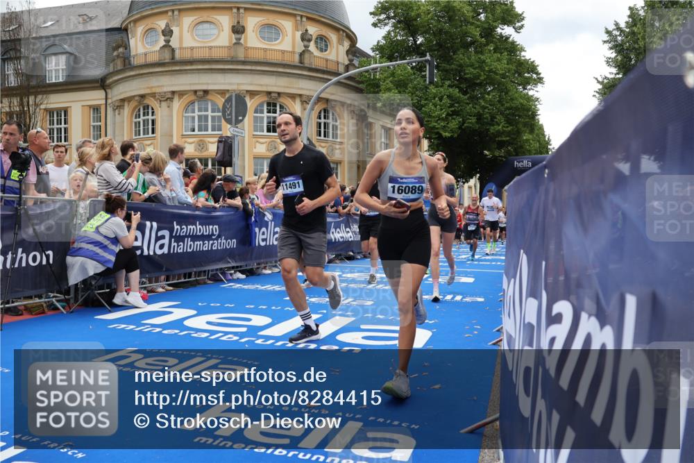 29.06.2025 - hella hamburg halbmarathon Strokosch-Dieckow http://msf.ph/oto/8284415 29.06.2025 10:47:24 Ziel 51, 1012, 1592, 2274, 2839, 2864, 2869, 2953, 3304, 5024, 5532, 5650, 6168, 6203, 8234, 8693, 8852, 9305, 10423, 11021, 11077, 11491, 11518, 12870, 13223, 13303, 13782, 14722, 15350, 15479, 15611, 15923, 16089, 16819, 17846, 17905, 18758, 18974 meine-sportfotos.de