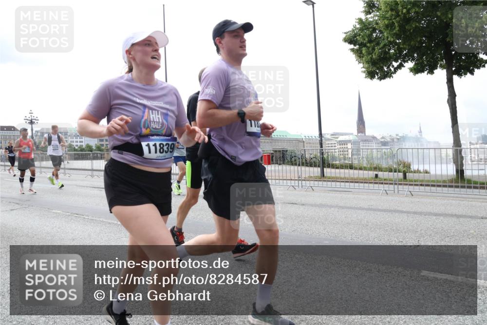 29.06.2025 - hella hamburg halbmarathon Lena Gebhardt http://msf.ph/oto/8284587 29.06.2025 10:35:32 Lombardsbrücke 16710, 4333, 11839, 55740, 1108, 1284, 1336, 1497, 1717, 1730, 1786, 1821, 1849, 2001, 2198, 2376, 2425, 2751, 2787, 2811, 3243, 3409, 3828, 3958, 4333, 4564, 4703, 4704, 4902, 4965, 5027, 5147, 5240, 5531, 5793, 6021, 6029, 6189, 6365, 6381, 6471, 6746, 6803, 6859, 6867, 7267, 7304, 7382, 7927, 8249, 8296, 8333, 8567, 9342, 9470, 9803, 9806, 9819, 10393, 10531, 10565, 10652, 11233, 11320, 11359, 11565, 11838, 11839, 11886, 12026, 12062, 12326, 12408 meine-sportfotos.de