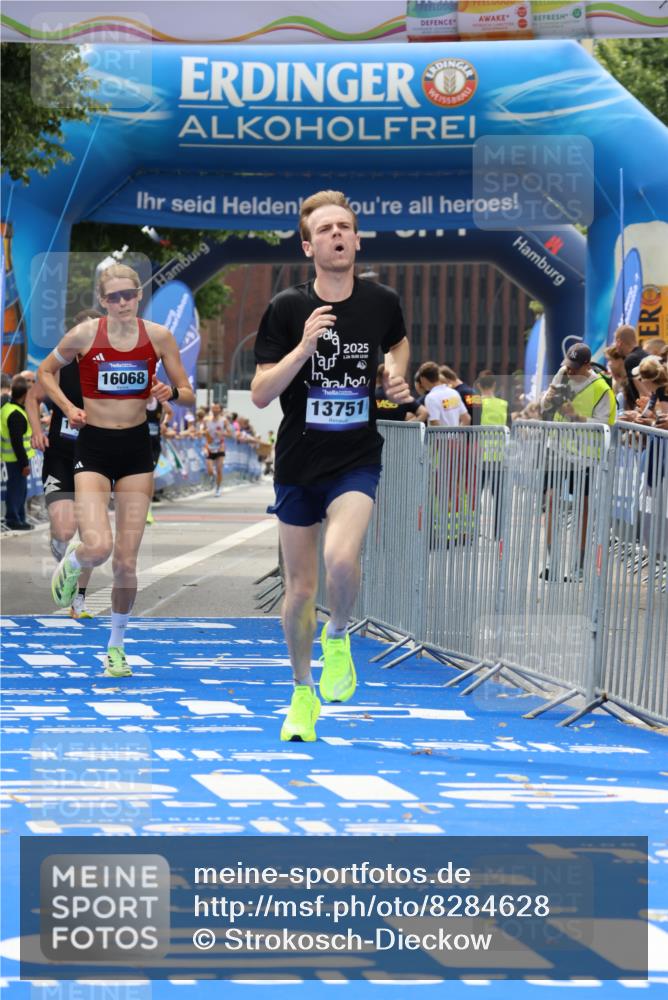 29.06.2025 - hella hamburg halbmarathon Strokosch-Dieckow http://msf.ph/oto/8284628 29.06.2025 10:21:59 Ziel 13751, 16068, 17886 meine-sportfotos.de
