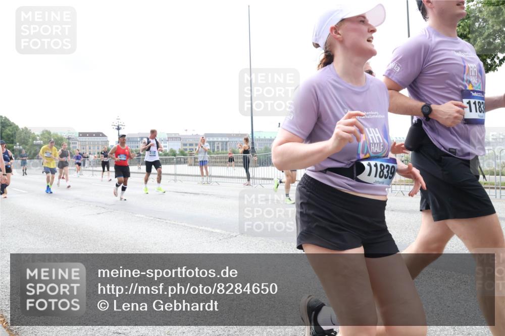 29.06.2025 - hella hamburg halbmarathon Lena Gebhardt http://msf.ph/oto/8284650 29.06.2025 10:35:32 Lombardsbrücke 16710, 4333, 1839, 1183, 1108, 1284, 1336, 1497, 1717, 1730, 1786, 1821, 1849, 2001, 2198, 2376, 2425, 2751, 2787, 2811, 3243, 3409, 3828, 3958, 4333, 4564, 4703, 4704, 4902, 4965, 5027, 5147, 5240, 5531, 5793, 6021, 6029, 6189, 6365, 6381, 6471, 6746, 6803, 6859, 6867, 7267, 7304, 7382, 7927, 8249, 8296, 8333, 8567, 9342, 9470, 9803, 9806, 9819, 10393, 10531, 10565, 10652, 11233, 11320, 11359, 11565, 11838, 11839, 11886, 12026, 12062, 12326, 12408 meine-sportfotos.de