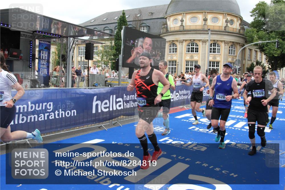 29.06.2025 - hella hamburg halbmarathon Michael Strokosch http://msf.ph/oto/8284819 29.06.2025 10:55:16 Ziel 1549, 1628, 2119, 2448, 3041, 3945, 4903, 6355, 6891, 8973, 9361, 10188, 10191, 10192, 10263, 10582, 11747, 12248, 12961, 14834, 15854, 16108, 16521, 18031, 18966 meine-sportfotos.de