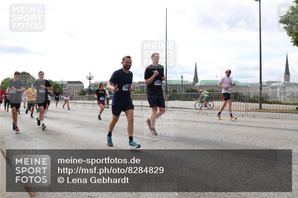 29.06.2025 - hella hamburg halbmarathon Lena Gebhardt http://msf.ph/oto/8284829 29.06.2025 10:20:47 Lombardsbrücke 19131, 19132, 161, 4288, 14342, 1011, 1046, 1069, 1471, 1474, 2053, 2101, 2325, 2478, 2834, 2923, 2945, 3247, 3733, 3781, 3813, 4082, 4154, 4166, 4288, 4350, 4422, 4754, 4869, 5041, 5061, 5181, 5625, 5831, 6608, 6951, 7018, 7131, 7608, 8025, 8113, 8588, 8724, 8940, 9005, 9011, 9236, 9722, 9873, 9981, 10041, 10050, 10350, 10585, 10613, 10647, 11100, 11145, 11603, 11835, 11995, 12694, 12844, 13057, 13508 meine-sportfotos.de