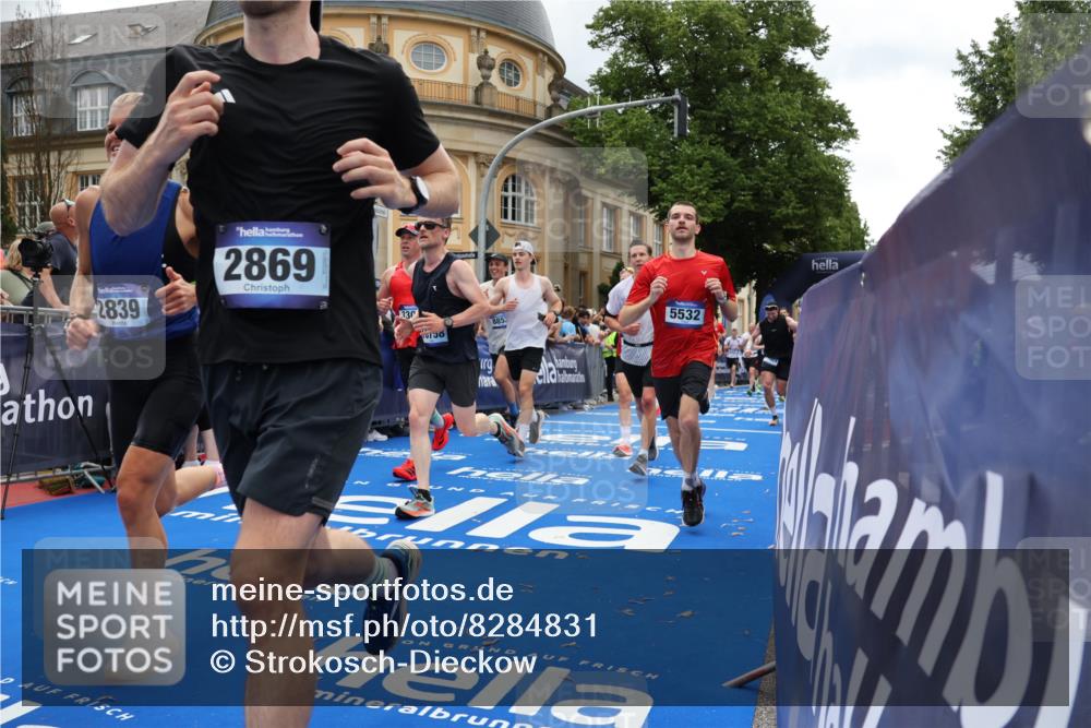 29.06.2025 - hella hamburg halbmarathon Strokosch-Dieckow http://msf.ph/oto/8284831 29.06.2025 10:47:30 Ziel 51, 1012, 1070, 1320, 1592, 1696, 2274, 2284, 2839, 2869, 2953, 3304, 5532, 5650, 5889, 6009, 8023, 8234, 8693, 8852, 8927, 9305, 10423, 10969, 11021, 11077, 12870, 13223, 13303, 14618, 14619, 15350, 15451, 15479, 15923, 16819, 17846, 17905, 18104, 18758, 18970, 18974, 19181 meine-sportfotos.de