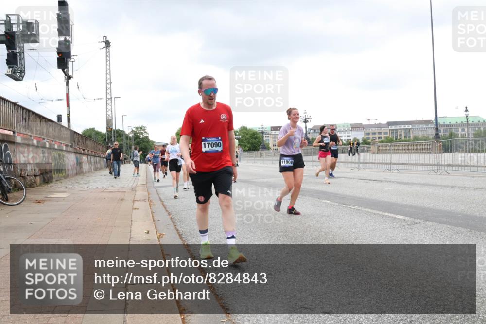 29.06.2025 - hella hamburg halbmarathon Lena Gebhardt http://msf.ph/oto/8284843 29.06.2025 10:55:16 Lombardsbrücke 17090, 11908, 1013, 1873, 1917, 2090, 2452, 2566, 3002, 3115, 3157, 3274, 3577, 4039, 4191, 4192, 4628, 5040, 5392, 5483, 5487, 5500, 5727, 6395, 6396, 6839, 6944, 7219, 7238, 7680, 7766, 8186, 8403, 8519, 8626, 9596, 9614, 9618, 9857, 9858, 10109, 10458, 10559, 10686, 10885, 11109, 11226, 11737, 11788, 11908, 12147, 12148, 12240, 12902, 13098, 13230, 13283, 13548, 13944, 13945, 13979, 13980, 14515, 14727, 15152, 15160, 16385 meine-sportfotos.de