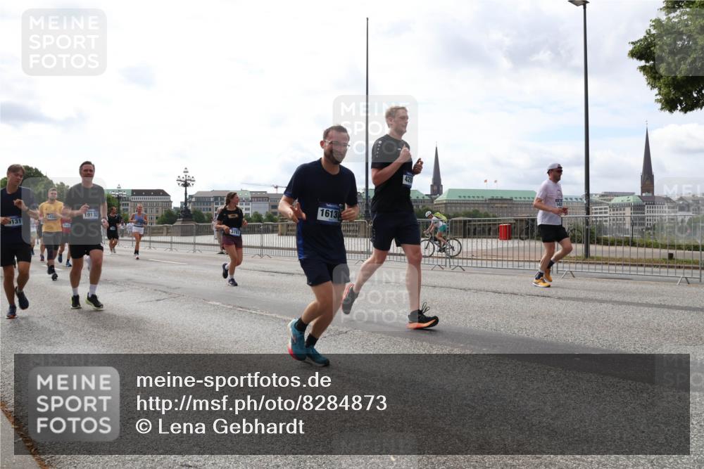 29.06.2025 - hella hamburg halbmarathon Lena Gebhardt http://msf.ph/oto/8284873 29.06.2025 10:20:47 Lombardsbrücke 131, 143, 8940, 19132, 1613, 42, 1011, 1046, 1069, 1471, 1474, 2053, 2101, 2325, 2478, 2834, 2923, 2945, 3247, 3733, 3781, 3813, 4082, 4154, 4166, 4288, 4350, 4422, 4754, 4869, 5041, 5061, 5181, 5625, 5831, 6608, 6951, 7018, 7131, 7608, 8025, 8113, 8588, 8724, 8940, 9005, 9011, 9236, 9722, 9873, 9981, 10041, 10050, 10350, 10585, 10613, 10647, 11100, 11145, 11603, 11835, 11995, 12694, 12844, 13057, 13508 meine-sportfotos.de
