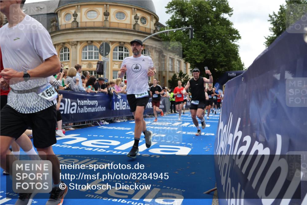 29.06.2025 - hella hamburg halbmarathon Strokosch-Dieckow http://msf.ph/oto/8284945 29.06.2025 10:47:32 Ziel 51, 1012, 1070, 1320, 1592, 1696, 2284, 2839, 2869, 2953, 3304, 5532, 5650, 5889, 6009, 7962, 8023, 8234, 8852, 8927, 9305, 10969, 11021, 12870, 13223, 13303, 14618, 14619, 15350, 15451, 15479, 15923, 17846, 17905, 18104, 18758, 18970, 19181 meine-sportfotos.de