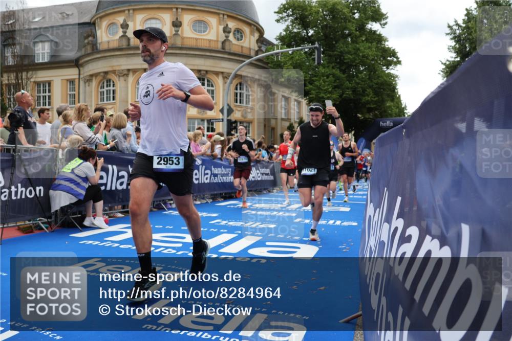 29.06.2025 - hella hamburg halbmarathon Strokosch-Dieckow http://msf.ph/oto/8284964 29.06.2025 10:47:32 Ziel 51, 1012, 1070, 1320, 1592, 1696, 2284, 2839, 2869, 2953, 3304, 5532, 5650, 5889, 6009, 7962, 8023, 8234, 8852, 8927, 9305, 10969, 11021, 12870, 13223, 13303, 14618, 14619, 15350, 15451, 15479, 15923, 17846, 17905, 18104, 18758, 18970, 19181 meine-sportfotos.de