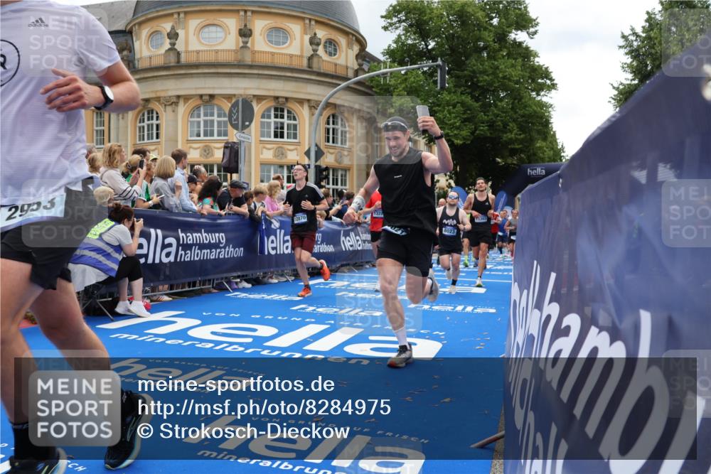 29.06.2025 - hella hamburg halbmarathon Strokosch-Dieckow http://msf.ph/oto/8284975 29.06.2025 10:47:32 Ziel 51, 1012, 1070, 1320, 1592, 1696, 2284, 2839, 2869, 2953, 3304, 5532, 5650, 5889, 6009, 7962, 8023, 8234, 8852, 8927, 9305, 10969, 11021, 12870, 13223, 13303, 14618, 14619, 15350, 15451, 15479, 15923, 17846, 17905, 18104, 18758, 18970, 19181 meine-sportfotos.de