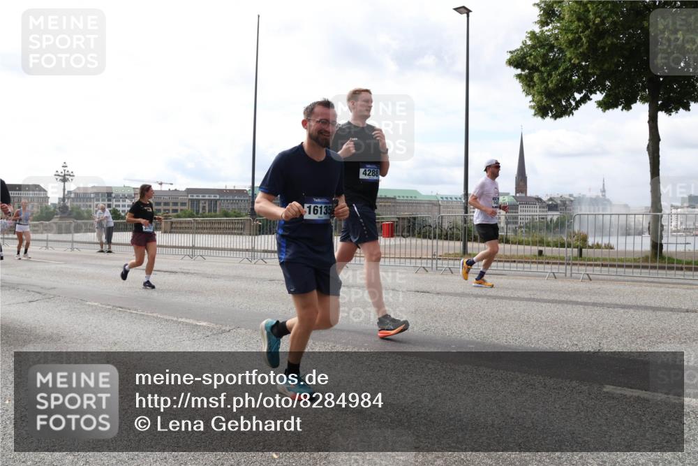 29.06.2025 - hella hamburg halbmarathon Lena Gebhardt http://msf.ph/oto/8284984 29.06.2025 10:20:48 Lombardsbrücke 16135, 4288, 1011, 1046, 1069, 1471, 1474, 2053, 2101, 2325, 2383, 2478, 2834, 2923, 2945, 3247, 3733, 3781, 3813, 4082, 4154, 4166, 4288, 4350, 4422, 4754, 4869, 5041, 5061, 5181, 5625, 5767, 5831, 6608, 6951, 7018, 7131, 7228, 7608, 8025, 8113, 8588, 8724, 8940, 9005, 9011, 9236, 9722, 9873, 9981, 10041, 10050, 10350, 10585, 10602, 10613, 10647, 11100, 11145, 11603, 11835, 11995, 12175, 12694, 12844, 13057, 13508 meine-sportfotos.de