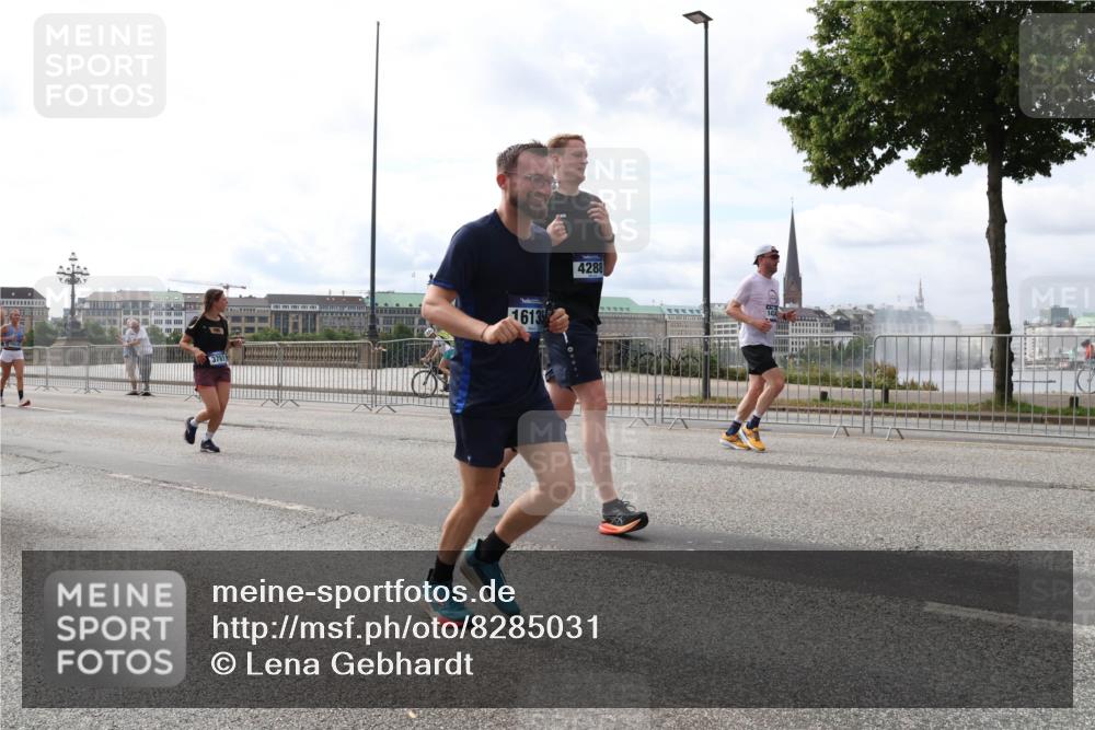 29.06.2025 - hella hamburg halbmarathon Lena Gebhardt http://msf.ph/oto/8285031 29.06.2025 10:20:48 Lombardsbrücke 16135, 4288, 1011, 1046, 1069, 1471, 1474, 2053, 2101, 2325, 2383, 2478, 2834, 2923, 2945, 3247, 3733, 3781, 3813, 4082, 4154, 4166, 4288, 4350, 4422, 4754, 4869, 5041, 5061, 5181, 5625, 5767, 5831, 6608, 6951, 7018, 7131, 7228, 7608, 8025, 8113, 8588, 8724, 8940, 9005, 9011, 9236, 9722, 9873, 9981, 10041, 10050, 10350, 10585, 10602, 10613, 10647, 11100, 11145, 11603, 11835, 11995, 12175, 12694, 12844, 13057, 13508 meine-sportfotos.de