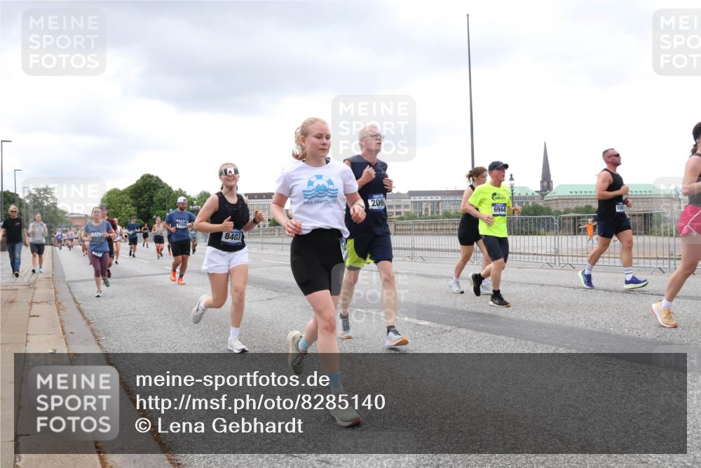 29.06.2025 - hella hamburg halbmarathon Lena Gebhardt http://msf.ph/oto/8285140 29.06.2025 10:55:18 Lombardsbrücke 7766, 8403, 101, 2090, 6944, 155, 1013, 1616, 1873, 1917, 2090, 2452, 3002, 3115, 3157, 3274, 3577, 4039, 4191, 4192, 4628, 5040, 5392, 5483, 5487, 5727, 6395, 6396, 6839, 6944, 7219, 7238, 7548, 7680, 7766, 8403, 8519, 8626, 9596, 9614, 9618, 9857, 9858, 10109, 10458, 10559, 10686, 10885, 11109, 11737, 11788, 11908, 12147, 12148, 12240, 12902, 13098, 13230, 13548, 13944, 13945, 13979, 13980, 14515, 14727, 15152, 15160, 16385 meine-sportfotos.de