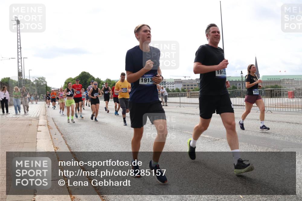 29.06.2025 - hella hamburg halbmarathon Lena Gebhardt http://msf.ph/oto/8285157 29.06.2025 10:20:49 Lombardsbrücke 210, 4344, 1913, 1913, 3781, 1011, 1046, 1069, 1471, 1474, 2053, 2101, 2325, 2383, 2478, 2834, 2923, 2945, 3161, 3247, 3453, 3733, 3781, 3813, 4082, 4154, 4166, 4288, 4350, 4422, 4754, 4869, 5041, 5061, 5181, 5625, 5767, 5831, 6275, 6308, 6608, 6951, 7131, 7228, 7608, 8113, 8588, 8724, 8726, 8940, 9005, 9011, 9236, 9722, 9981, 10041, 10050, 10350, 10585, 10602, 10613, 10647, 11100, 11145, 11603, 11835, 11995, 12175, 12694, 12844, 13057, 13508 meine-sportfotos.de