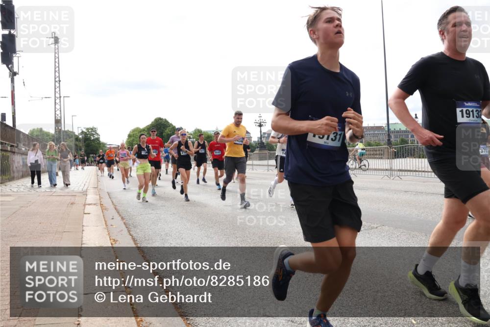 29.06.2025 - hella hamburg halbmarathon Lena Gebhardt http://msf.ph/oto/8285186 29.06.2025 10:20:49 Lombardsbrücke 51, 8940, 4344, 131, 19132, 378, 1011, 1046, 1069, 1471, 1474, 2053, 2101, 2325, 2383, 2478, 2834, 2923, 2945, 3161, 3247, 3453, 3733, 3781, 3813, 4082, 4154, 4166, 4288, 4350, 4422, 4754, 4869, 5041, 5061, 5181, 5625, 5767, 5831, 6275, 6308, 6608, 6951, 7131, 7228, 7608, 8113, 8588, 8724, 8726, 8940, 9005, 9011, 9236, 9722, 9981, 10041, 10050, 10350, 10585, 10602, 10613, 10647, 11100, 11145, 11603, 11835, 11995, 12175, 12694, 12844, 13057, 13508 meine-sportfotos.de