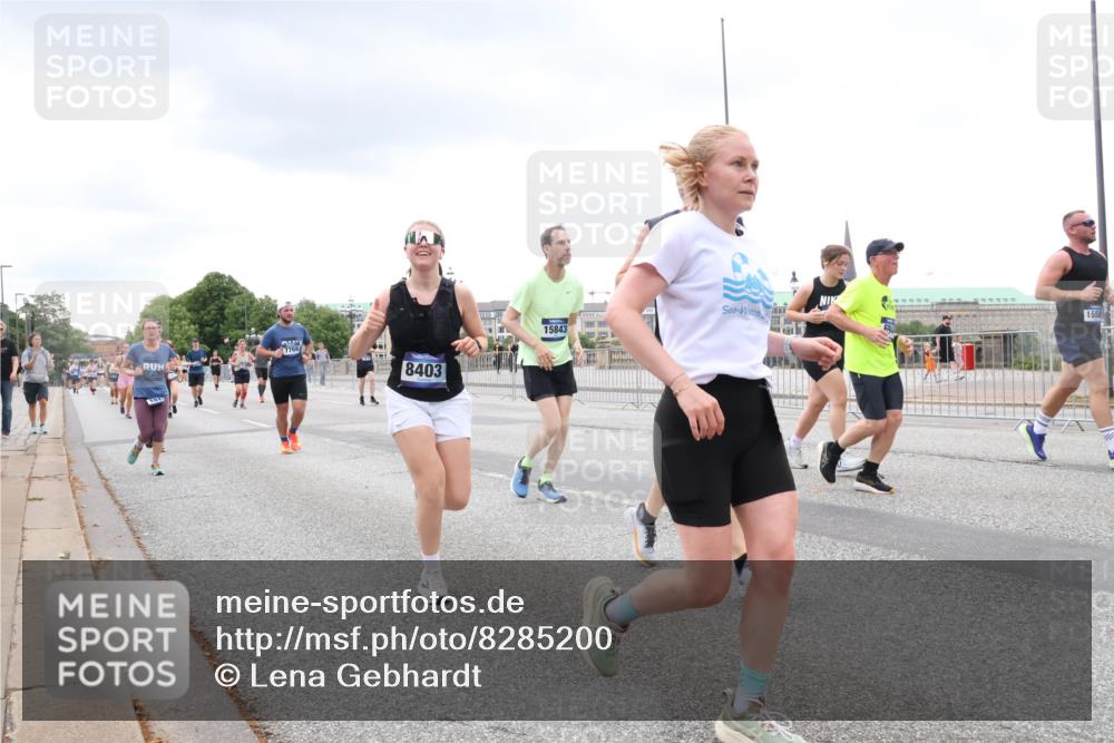 29.06.2025 - hella hamburg halbmarathon Lena Gebhardt http://msf.ph/oto/8285200 29.06.2025 10:55:19 Lombardsbrücke 7766, 8403, 15843, 15581, 1013, 1616, 1873, 1917, 2090, 2452, 3002, 3115, 3157, 3274, 3577, 4039, 4191, 4192, 4628, 5040, 5392, 5483, 5487, 5727, 6395, 6396, 6839, 6944, 7219, 7238, 7548, 7680, 7766, 8403, 8519, 8626, 9596, 9614, 9618, 9857, 9858, 10109, 10458, 10559, 10686, 10885, 11109, 11737, 11788, 11908, 12147, 12148, 12902, 13098, 13230, 13548, 13979, 13980, 14515, 14727, 15152, 15160, 16385 meine-sportfotos.de