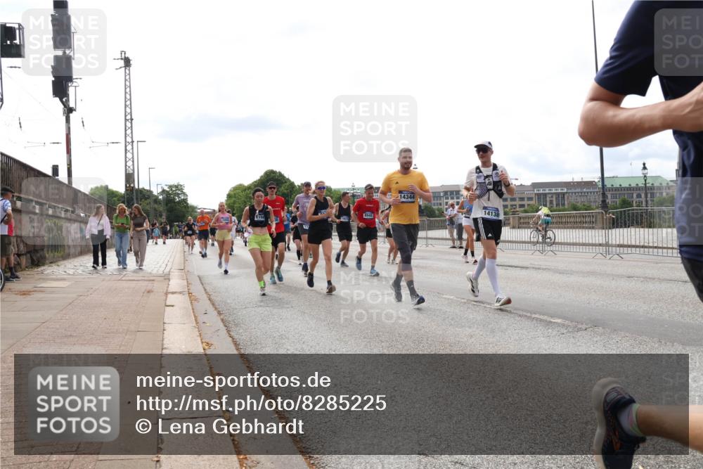 29.06.2025 - hella hamburg halbmarathon Lena Gebhardt http://msf.ph/oto/8285225 29.06.2025 10:20:49 Lombardsbrücke 8940, 14344, 14138, 1011, 1046, 1069, 1471, 1474, 2053, 2101, 2325, 2383, 2478, 2834, 2923, 2945, 3161, 3247, 3453, 3733, 3781, 3813, 4082, 4154, 4166, 4288, 4350, 4422, 4754, 4869, 5041, 5061, 5181, 5625, 5767, 5831, 6275, 6308, 6608, 6951, 7131, 7228, 7608, 8113, 8588, 8724, 8726, 8940, 9005, 9011, 9236, 9722, 9981, 10041, 10050, 10350, 10585, 10602, 10613, 10647, 11100, 11145, 11603, 11835, 11995, 12175, 12694, 12844, 13057, 13508 meine-sportfotos.de