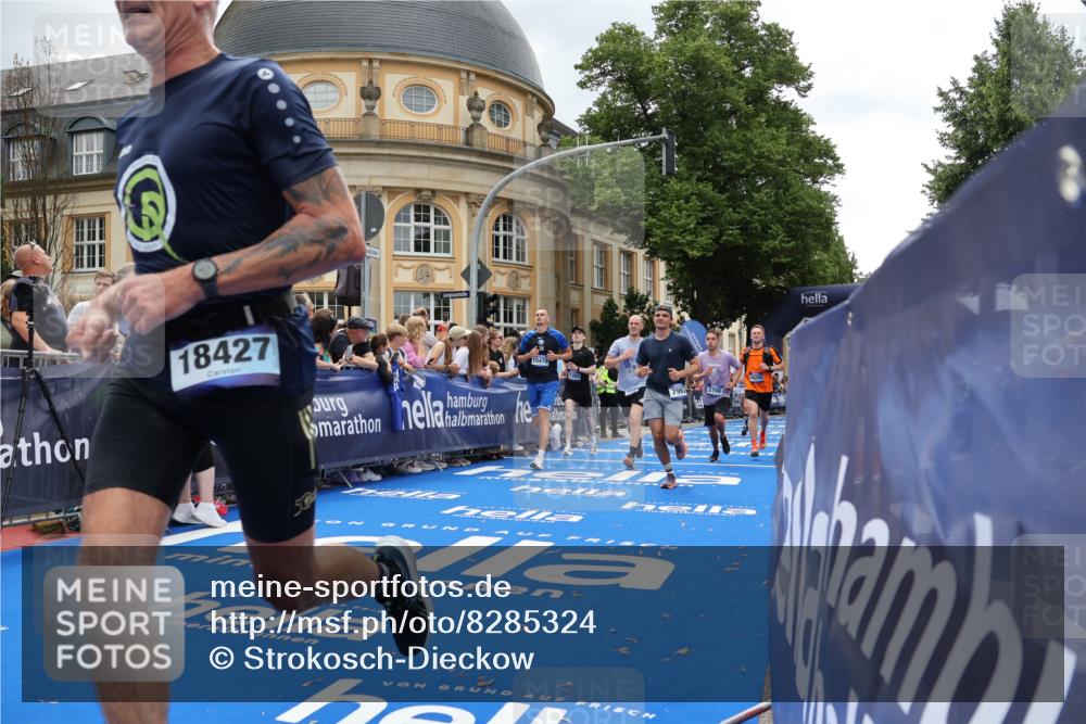 29.06.2025 - hella hamburg halbmarathon Strokosch-Dieckow http://msf.ph/oto/8285324 29.06.2025 10:47:41 Ziel 1320, 2340, 2708, 5915, 6009, 7962, 8564, 10969, 10988, 11283, 12679, 13948, 14383, 14618, 14619, 15451, 15478, 16205, 17229, 18104, 18430, 18970, 19181 meine-sportfotos.de