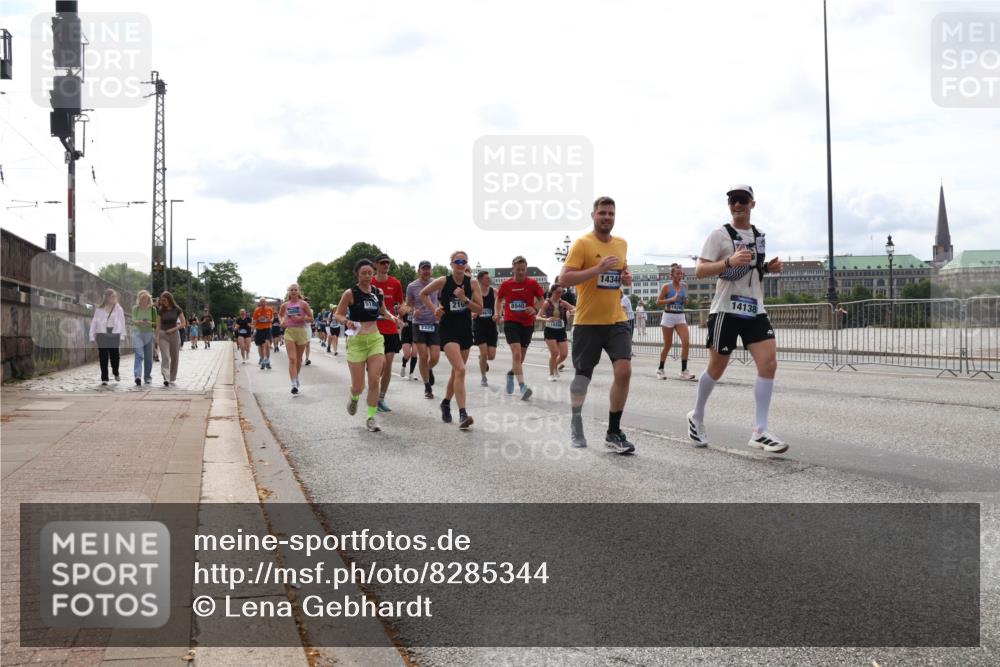 29.06.2025 - hella hamburg halbmarathon Lena Gebhardt http://msf.ph/oto/8285344 29.06.2025 10:20:50 Lombardsbrücke 518, 2325, 210, 8940, 14344, 14138, 1011, 1471, 1474, 2053, 2101, 2325, 2383, 2478, 2834, 2923, 2945, 3161, 3247, 3453, 3733, 3781, 3813, 4082, 4154, 4166, 4288, 4350, 4422, 4754, 4869, 5041, 5061, 5181, 5625, 5767, 6275, 6308, 6608, 6951, 7131, 7228, 7608, 8113, 8588, 8724, 8726, 8940, 9005, 9011, 9108, 9236, 9722, 9981, 10041, 10050, 10350, 10585, 10602, 10613, 10647, 11100, 11145, 11603, 11835, 11995, 12175, 12694, 12844, 13057, 13508 meine-sportfotos.de