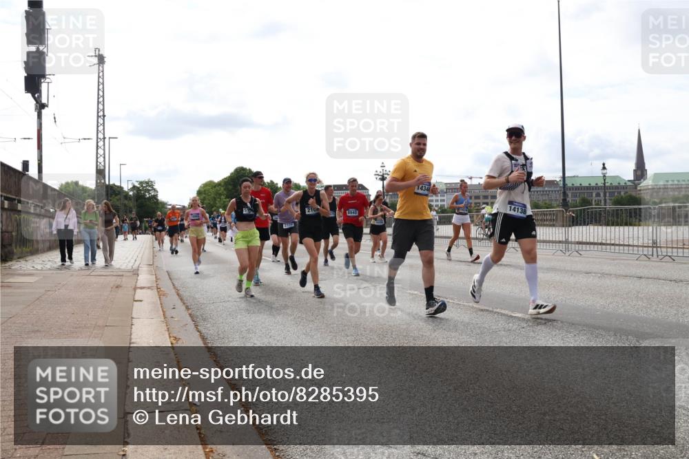 29.06.2025 - hella hamburg halbmarathon Lena Gebhardt http://msf.ph/oto/8285395 29.06.2025 10:20:50 Lombardsbrücke 51, 210, 8940, 2325, 10350, 1434, 14138, 1011, 1471, 1474, 2053, 2101, 2325, 2383, 2478, 2834, 2923, 2945, 3161, 3247, 3453, 3733, 3781, 3813, 4082, 4154, 4166, 4288, 4350, 4422, 4754, 4869, 5041, 5061, 5181, 5625, 5767, 6275, 6308, 6608, 6951, 7131, 7228, 7608, 8113, 8588, 8724, 8726, 8940, 9005, 9011, 9108, 9236, 9722, 9981, 10041, 10050, 10350, 10585, 10602, 10613, 10647, 11100, 11145, 11603, 11835, 11995, 12175, 12694, 12844, 13057, 13508 meine-sportfotos.de