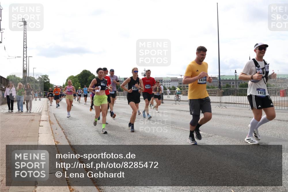 29.06.2025 - hella hamburg halbmarathon Lena Gebhardt http://msf.ph/oto/8285472 29.06.2025 10:20:50 Lombardsbrücke 210, 165, 2625, 8940, 14344, 14138, 1011, 1471, 1474, 2053, 2101, 2325, 2383, 2478, 2834, 2923, 2945, 3161, 3247, 3453, 3733, 3781, 3813, 4082, 4154, 4166, 4288, 4350, 4422, 4754, 4869, 5041, 5061, 5181, 5625, 5767, 6275, 6308, 6608, 6951, 7131, 7228, 7608, 8113, 8588, 8724, 8726, 8940, 9005, 9011, 9108, 9236, 9722, 9981, 10041, 10050, 10350, 10585, 10602, 10613, 10647, 11100, 11145, 11603, 11835, 11995, 12175, 12694, 12844, 13057, 13508 meine-sportfotos.de