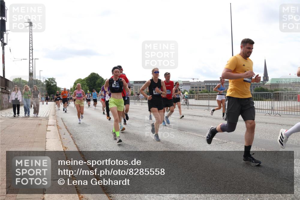 29.06.2025 - hella hamburg halbmarathon Lena Gebhardt http://msf.ph/oto/8285558 29.06.2025 10:20:51 Lombardsbrücke 16950, 940, 1011, 1266, 1471, 1658, 2053, 2101, 2325, 2383, 2478, 2834, 2923, 2945, 3161, 3247, 3453, 3733, 3781, 3813, 4082, 4154, 4166, 4288, 4350, 4422, 4754, 4869, 5041, 5061, 5181, 5625, 5767, 6275, 6308, 6608, 6951, 7131, 7228, 7608, 8113, 8588, 8724, 8726, 8940, 9005, 9011, 9108, 9236, 9722, 9981, 10041, 10050, 10350, 10585, 10602, 10613, 10647, 11100, 11145, 11603, 11835, 11995, 12175, 12694, 12844, 13057, 13508 meine-sportfotos.de