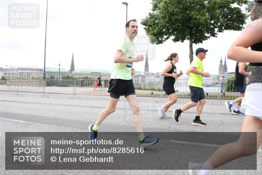 29.06.2025 - hella hamburg halbmarathon Lena Gebhardt http://msf.ph/oto/8285616 29.06.2025 10:55:20 Lombardsbrücke 1013, 1616, 1873, 1917, 2090, 2452, 3002, 3115, 3157, 3274, 3577, 4039, 4191, 4192, 4628, 5040, 5392, 5483, 5487, 5727, 6395, 6396, 6839, 6944, 7219, 7238, 7548, 7680, 7766, 8403, 8519, 8626, 9596, 9614, 9618, 9857, 9858, 10094, 10109, 10458, 10559, 10686, 10885, 11109, 11737, 11788, 11908, 12147, 12148, 12902, 13098, 13230, 13548, 13979, 13980, 14515, 14727, 15152, 15160, 16385 meine-sportfotos.de
