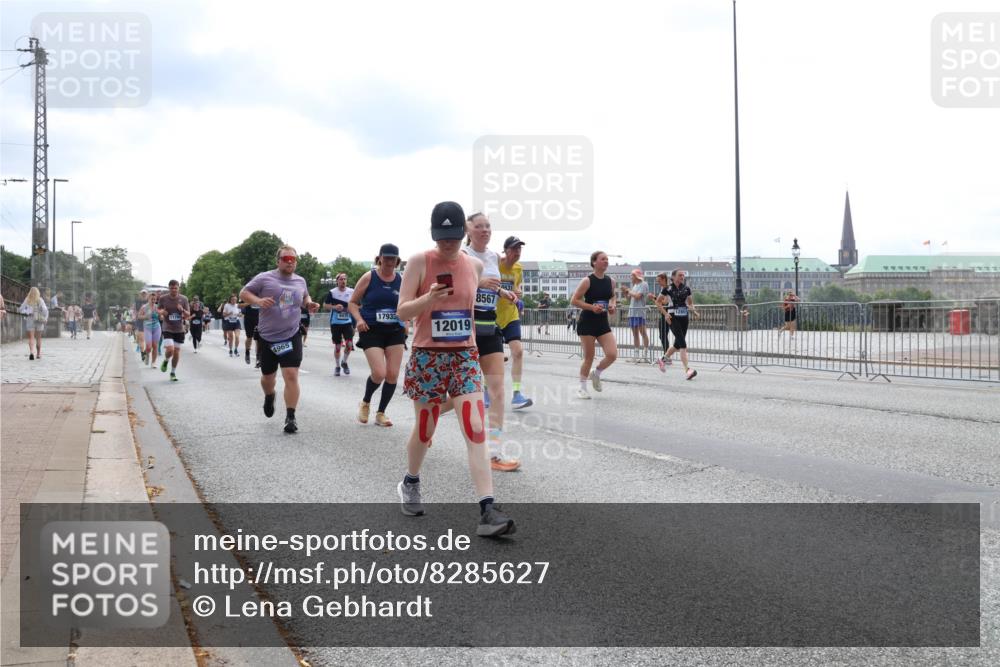 29.06.2025 - hella hamburg halbmarathon Lena Gebhardt http://msf.ph/oto/8285627 29.06.2025 10:35:35 Lombardsbrücke 4965, 9470, 17935, 8567, 12019, 1108, 1336, 1497, 1717, 1730, 1786, 1821, 2001, 2198, 2352, 2376, 2425, 2751, 2787, 2811, 2827, 3243, 3598, 3828, 3958, 4333, 4564, 4703, 4704, 4902, 4965, 5027, 5147, 5240, 5531, 5793, 6021, 6029, 6189, 6365, 6381, 6471, 6746, 6845, 6859, 6867, 7267, 7304, 7382, 7927, 8249, 8296, 8333, 8567, 9342, 9470, 9803, 9806, 9819, 10393, 10531, 10565, 10652, 11233, 11320, 11359, 11565, 11838, 11839, 11886, 12026, 12062, 12326, 12408 meine-sportfotos.de