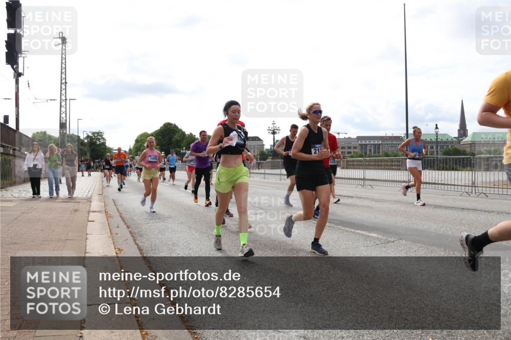 29.06.2025 - hella hamburg halbmarathon Lena Gebhardt http://msf.ph/oto/8285654 29.06.2025 10:20:51 Lombardsbrücke 16950, 21, 0350, 194, 1011, 1266, 1471, 1658, 2053, 2101, 2325, 2383, 2478, 2834, 2923, 2945, 3161, 3247, 3453, 3733, 3781, 3813, 4082, 4154, 4166, 4288, 4350, 4422, 4754, 4869, 5041, 5061, 5181, 5625, 5767, 6275, 6308, 6608, 6951, 7131, 7228, 7608, 8113, 8588, 8724, 8726, 8940, 9005, 9011, 9108, 9236, 9722, 9981, 10041, 10050, 10350, 10585, 10602, 10613, 10647, 11100, 11145, 11603, 11835, 11995, 12175, 12694, 12844, 13057, 13508 meine-sportfotos.de