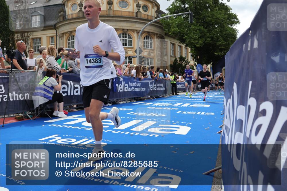 29.06.2025 - hella hamburg halbmarathon Strokosch-Dieckow http://msf.ph/oto/8285685 29.06.2025 10:47:51 Ziel 1604, 1613, 2340, 4528, 5022, 5915, 6836, 8564, 11961, 12679, 14383, 14730, 15333, 16766, 17451, 18356, 18836, 19198 meine-sportfotos.de