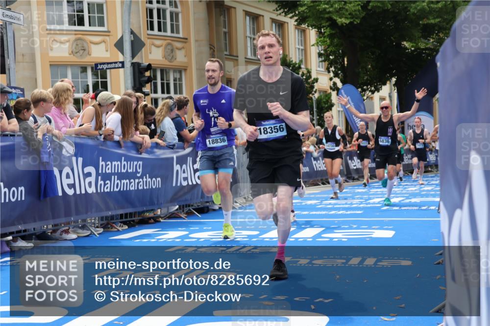 29.06.2025 - hella hamburg halbmarathon Strokosch-Dieckow http://msf.ph/oto/8285692 29.06.2025 10:47:52 Ziel 1604, 1613, 2340, 4528, 5022, 5915, 6836, 8564, 11961, 12679, 14383, 14730, 15333, 16766, 17451, 18206, 18356, 18836, 18922, 19198 meine-sportfotos.de