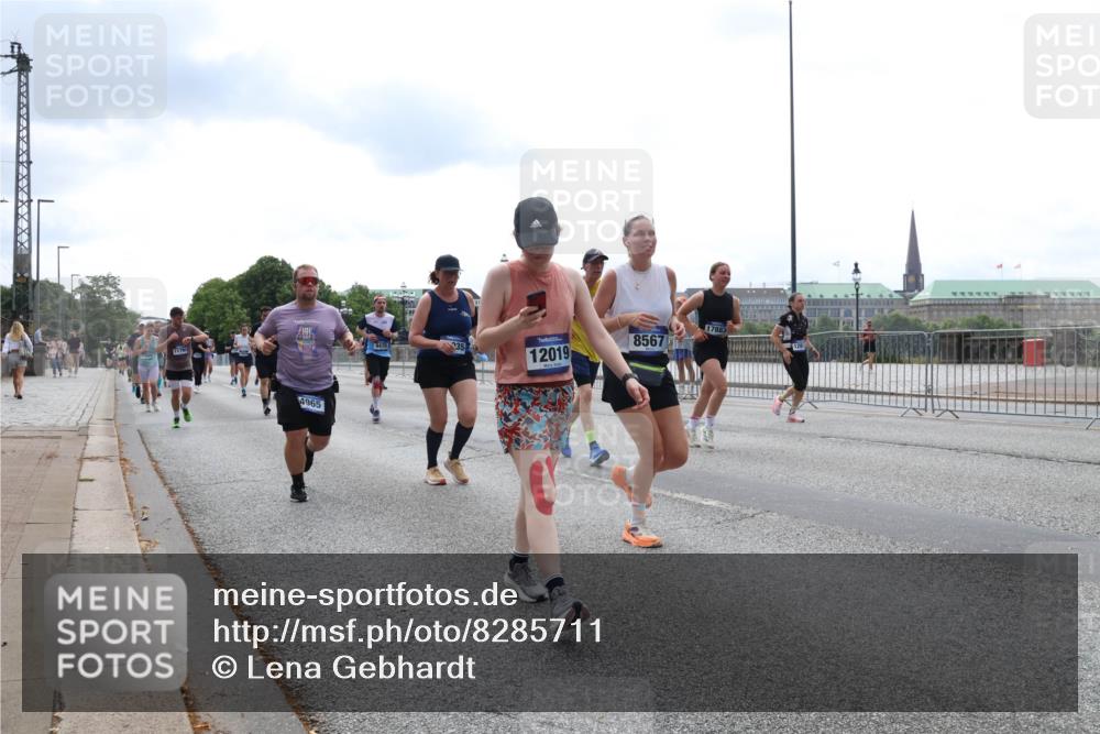 29.06.2025 - hella hamburg halbmarathon Lena Gebhardt http://msf.ph/oto/8285711 29.06.2025 10:35:35 Lombardsbrücke 4965, 12019, 8567, 1108, 1336, 1497, 1717, 1730, 1786, 1821, 2001, 2198, 2352, 2376, 2425, 2751, 2787, 2811, 2827, 3243, 3598, 3828, 3958, 4333, 4564, 4703, 4704, 4902, 4965, 5027, 5147, 5240, 5531, 5793, 6021, 6029, 6189, 6365, 6381, 6471, 6746, 6845, 6859, 6867, 7267, 7304, 7382, 7927, 8249, 8296, 8333, 8567, 9342, 9470, 9803, 9806, 9819, 10393, 10531, 10565, 10652, 11233, 11320, 11359, 11565, 11838, 11839, 11886, 12026, 12062, 12326, 12408 meine-sportfotos.de