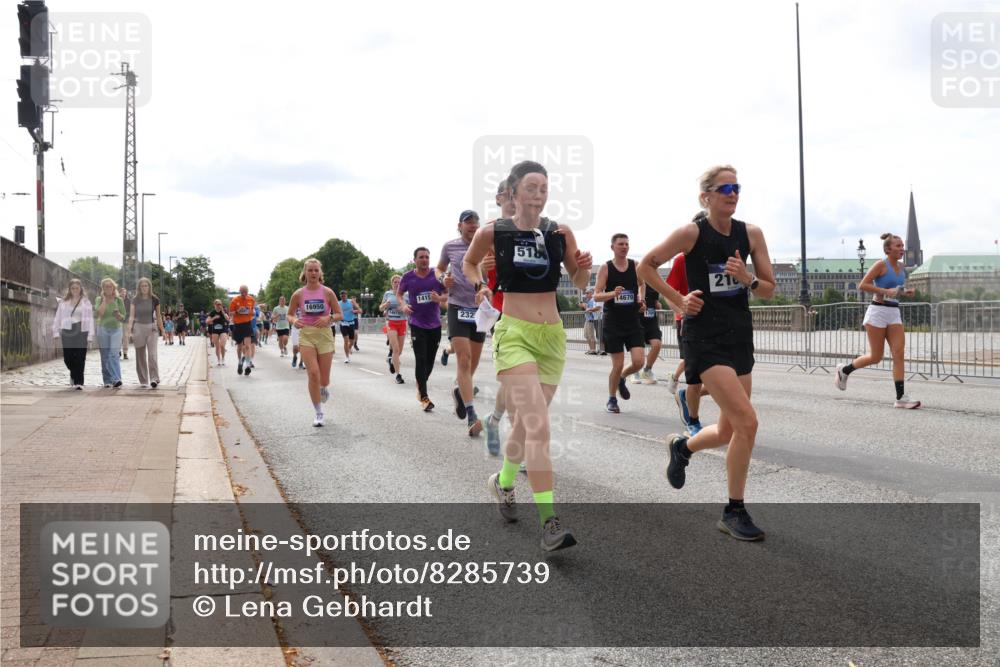 29.06.2025 - hella hamburg halbmarathon Lena Gebhardt http://msf.ph/oto/8285739 29.06.2025 10:20:51 Lombardsbrücke 16950, 1415, 232, 518, 14670, 210, 1011, 1266, 1471, 1658, 2053, 2101, 2325, 2383, 2478, 2834, 2923, 2945, 3161, 3247, 3453, 3733, 3781, 3813, 4082, 4154, 4166, 4288, 4350, 4422, 4754, 4869, 5041, 5061, 5181, 5625, 5767, 6275, 6308, 6608, 6951, 7131, 7228, 7608, 8113, 8588, 8724, 8726, 8940, 9005, 9011, 9108, 9236, 9722, 9981, 10041, 10050, 10350, 10585, 10602, 10613, 10647, 11100, 11145, 11603, 11835, 11995, 12175, 12694, 12844, 13057, 13508 meine-sportfotos.de