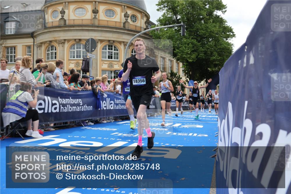29.06.2025 - hella hamburg halbmarathon Strokosch-Dieckow http://msf.ph/oto/8285748 29.06.2025 10:47:53 Ziel 1604, 1613, 2340, 4528, 4601, 5022, 6377, 6836, 8564, 11961, 12808, 14383, 14730, 15333, 16766, 17451, 18206, 18356, 18836, 18922, 19198 meine-sportfotos.de