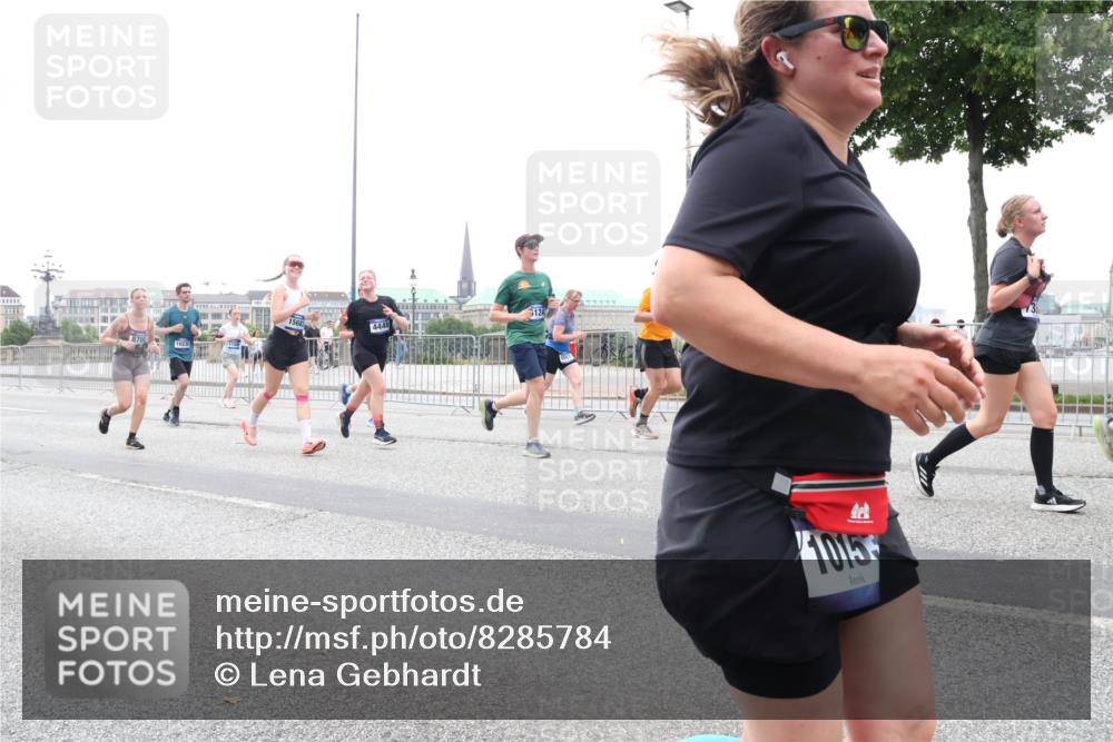 29.06.2025 - hella hamburg halbmarathon Lena Gebhardt http://msf.ph/oto/8285784 29.06.2025 10:46:35 Lombardsbrücke 1363, 1371, 1375, 1429, 1465, 1532, 1608, 1720, 1837, 1999, 2162, 2320, 2423, 2500, 2697, 2813, 2951, 3277, 3406, 3407, 3410, 3469, 3734, 3823, 4119, 4202, 4296, 4342, 4355, 4448, 4604, 5697, 5700, 5854, 6068, 6124, 6161, 6740, 7303, 7364, 7368, 7374, 7412, 7767, 7827, 7960, 7983, 8047, 8477, 8551, 8553, 8700, 9129, 9337, 9445, 9691, 10153, 10230, 11361, 11876, 11910, 12298, 12333, 12507, 12522, 13969, 14261, 15852, 16882, 16987 meine-sportfotos.de