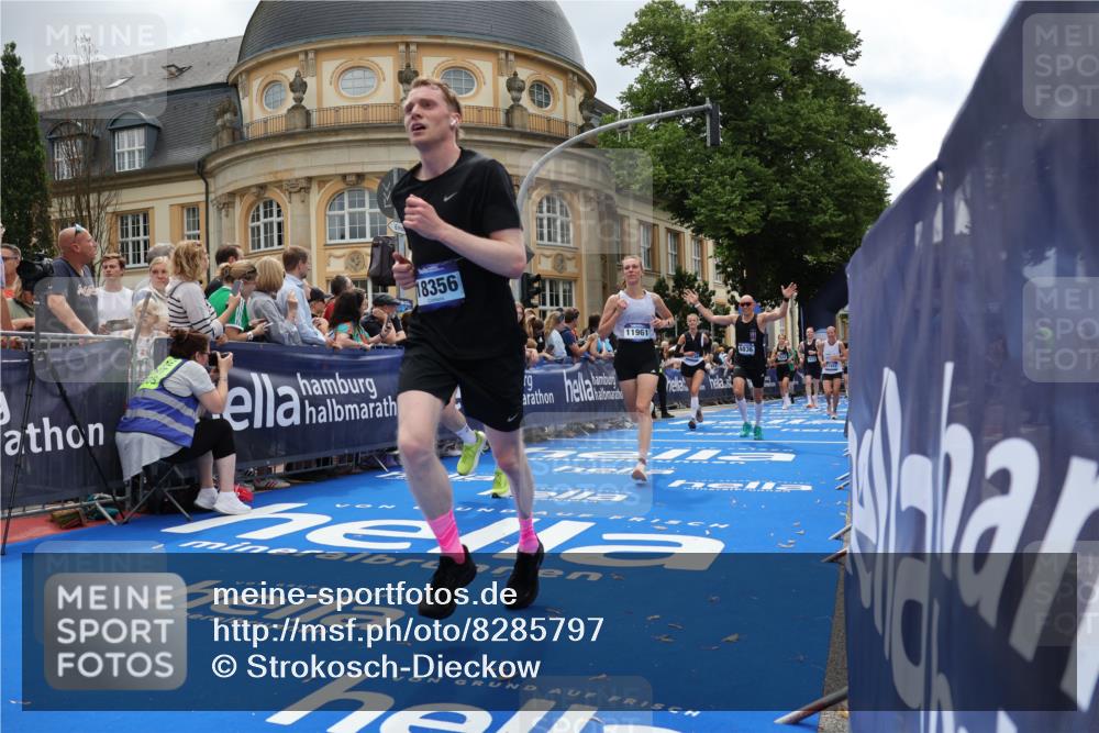 29.06.2025 - hella hamburg halbmarathon Strokosch-Dieckow http://msf.ph/oto/8285797 29.06.2025 10:47:53 Ziel 1604, 1613, 2340, 4528, 4601, 5022, 6377, 6836, 8564, 11961, 12808, 14383, 14730, 15333, 16766, 17451, 18206, 18356, 18836, 18922, 19198 meine-sportfotos.de