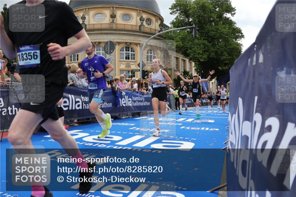 29.06.2025 - hella hamburg halbmarathon Strokosch-Dieckow http://msf.ph/oto/8285820 29.06.2025 10:47:53 Ziel 1604, 1613, 2340, 4528, 4601, 5022, 6377, 6836, 8564, 11961, 12808, 14383, 14730, 15333, 16766, 17451, 18206, 18356, 18836, 18922, 19198 meine-sportfotos.de