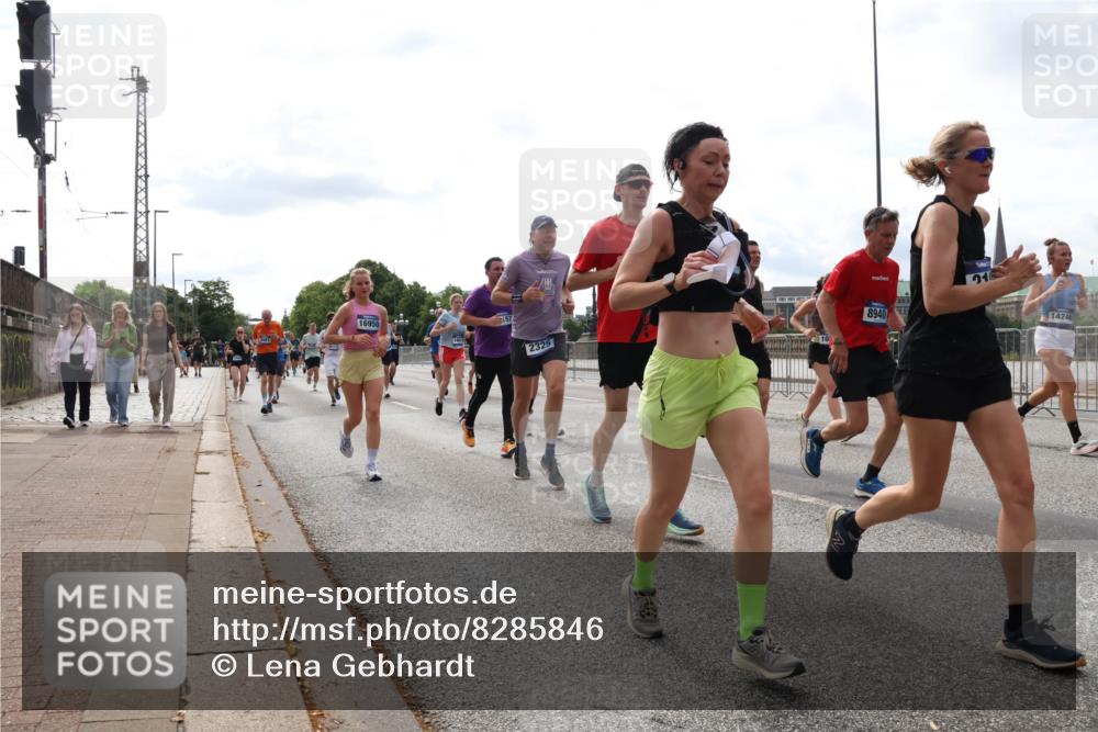 29.06.2025 - hella hamburg halbmarathon Lena Gebhardt http://msf.ph/oto/8285846 29.06.2025 10:20:52 Lombardsbrücke 16950, 2325, 21, 8940, 14246, 1011, 1266, 1471, 1658, 2053, 2101, 2325, 2383, 2478, 2834, 2923, 2945, 3161, 3247, 3453, 3733, 3781, 3813, 4082, 4154, 4166, 4288, 4350, 4422, 4754, 4869, 5041, 5061, 5181, 5625, 5767, 6275, 6308, 6608, 6951, 7131, 7228, 7608, 8113, 8588, 8724, 8726, 8940, 9005, 9011, 9108, 9236, 9722, 9981, 10050, 10350, 10585, 10602, 10613, 10647, 11100, 11145, 11603, 11835, 11995, 12175, 12694, 12844, 13057, 13508 meine-sportfotos.de
