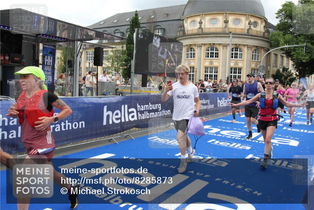 29.06.2025 - hella hamburg halbmarathon Michael Strokosch http://msf.ph/oto/8285873 29.06.2025 10:55:29 Ziel 1130, 2252, 2771, 4189, 4951, 5287, 5319, 6591, 6938, 8487, 13234, 13236, 16213, 16334, 16609, 16985, 17603, 17940 meine-sportfotos.de