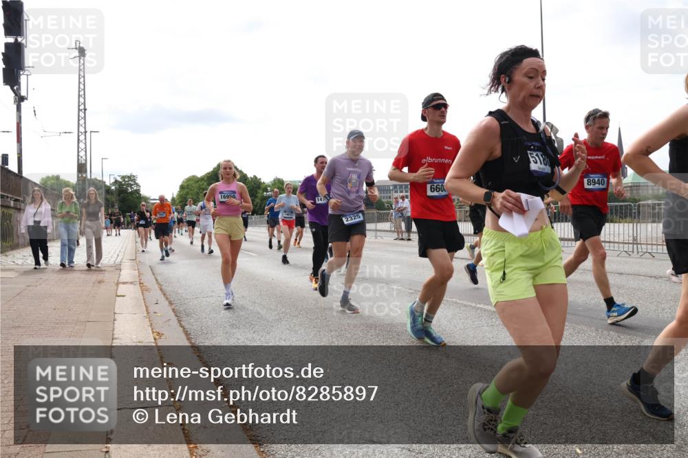 29.06.2025 - hella hamburg halbmarathon Lena Gebhardt http://msf.ph/oto/8285897 29.06.2025 10:20:52 Lombardsbrücke 16950, 14611, 14, 2325, 660, 5180, 8940, 1011, 1266, 1471, 1658, 2053, 2101, 2325, 2383, 2478, 2834, 2923, 2945, 3161, 3247, 3453, 3733, 3781, 3813, 4082, 4154, 4166, 4288, 4350, 4422, 4754, 4869, 5041, 5061, 5181, 5625, 5767, 6275, 6308, 6608, 6951, 7131, 7228, 7608, 8113, 8588, 8724, 8726, 8940, 9005, 9011, 9108, 9236, 9722, 9981, 10050, 10350, 10585, 10602, 10613, 10647, 11100, 11145, 11603, 11835, 11995, 12175, 12694, 12844, 13057, 13508 meine-sportfotos.de
