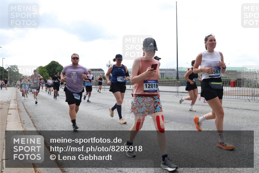 29.06.2025 - hella hamburg halbmarathon Lena Gebhardt http://msf.ph/oto/8285918 29.06.2025 10:35:36 Lombardsbrücke 1965, 9470, 17935, 12019, 4, 1788, 567, 1108, 1336, 1717, 1730, 1786, 1821, 2001, 2198, 2352, 2376, 2425, 2751, 2787, 2811, 2827, 3243, 3598, 3828, 3958, 3990, 4333, 4564, 4703, 4704, 4902, 4965, 5027, 5147, 5240, 5531, 5793, 6021, 6029, 6189, 6365, 6381, 6471, 6746, 6845, 6859, 6867, 7267, 7304, 7382, 7927, 8249, 8296, 8333, 8567, 9342, 9470, 9803, 9806, 9819, 10393, 10531, 10565, 10652, 11233, 11320, 11359, 11565, 11838, 11839, 11886, 12026, 12062, 12326, 12408 meine-sportfotos.de