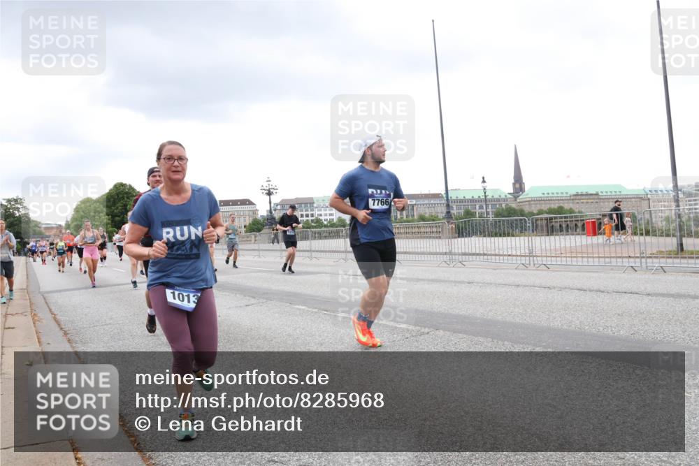 29.06.2025 - hella hamburg halbmarathon Lena Gebhardt http://msf.ph/oto/8285968 29.06.2025 10:55:21 Lombardsbrücke 7766, 1013, 1013, 1616, 1873, 1917, 2090, 2452, 3002, 3115, 3157, 3274, 3577, 4039, 4191, 4192, 4628, 5040, 5392, 5483, 5487, 5727, 6395, 6396, 6839, 6944, 7219, 7238, 7548, 7680, 7766, 8403, 8519, 8626, 9596, 9614, 9618, 9857, 9858, 10094, 10109, 10458, 10559, 10686, 10885, 11109, 11737, 11788, 11908, 12147, 12148, 12902, 13098, 13230, 13548, 13979, 13980, 14515, 14727, 15152, 15160, 16385 meine-sportfotos.de