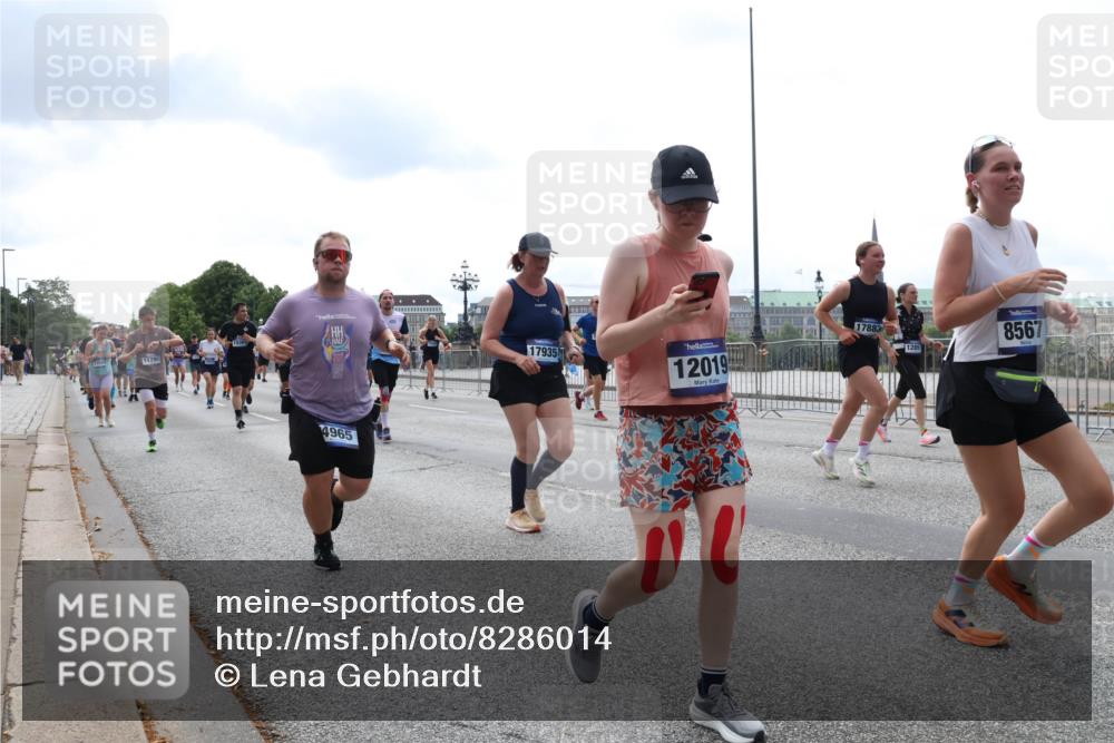 29.06.2025 - hella hamburg halbmarathon Lena Gebhardt http://msf.ph/oto/8286014 29.06.2025 10:35:36 Lombardsbrücke 11790, 17935, 12019, 4965, 17883, 1285, 8567, 1108, 1336, 1717, 1730, 1786, 1821, 2001, 2198, 2352, 2376, 2425, 2751, 2787, 2811, 2827, 3243, 3598, 3828, 3958, 3990, 4333, 4564, 4703, 4704, 4902, 4965, 5027, 5147, 5240, 5531, 5793, 6021, 6029, 6189, 6365, 6381, 6471, 6746, 6845, 6859, 6867, 7267, 7304, 7382, 7927, 8249, 8296, 8333, 8567, 9342, 9470, 9803, 9806, 9819, 10393, 10531, 10565, 10652, 11233, 11320, 11359, 11565, 11838, 11839, 11886, 12026, 12062, 12326, 12408 meine-sportfotos.de