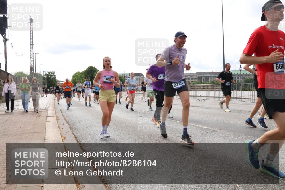29.06.2025 - hella hamburg halbmarathon Lena Gebhardt http://msf.ph/oto/8286104 29.06.2025 10:20:52 Lombardsbrücke 9981, 169, 146, 14157, 2325, 660, 1011, 1266, 1471, 1658, 2053, 2101, 2325, 2383, 2478, 2834, 2923, 2945, 3161, 3247, 3453, 3733, 3781, 3813, 4082, 4154, 4166, 4288, 4350, 4422, 4754, 4869, 5041, 5061, 5181, 5625, 5767, 6275, 6308, 6608, 6951, 7131, 7228, 7608, 8113, 8588, 8724, 8726, 8940, 9005, 9011, 9108, 9236, 9722, 9981, 10050, 10350, 10585, 10602, 10613, 10647, 11100, 11145, 11603, 11835, 11995, 12175, 12694, 12844, 13057, 13508 meine-sportfotos.de
