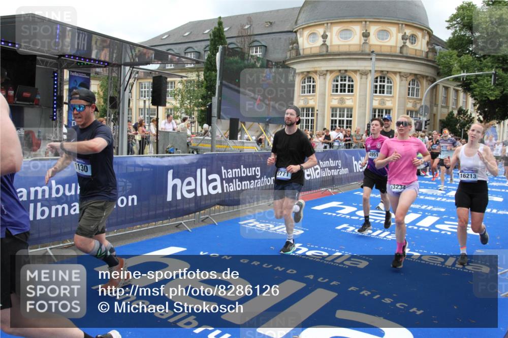 29.06.2025 - hella hamburg halbmarathon Michael Strokosch http://msf.ph/oto/8286126 29.06.2025 10:55:31 Ziel 1130, 2252, 2771, 4951, 5287, 5319, 6591, 6938, 12584, 13234, 13267, 14036, 14592, 16213, 16334, 16609, 17603, 17940 meine-sportfotos.de