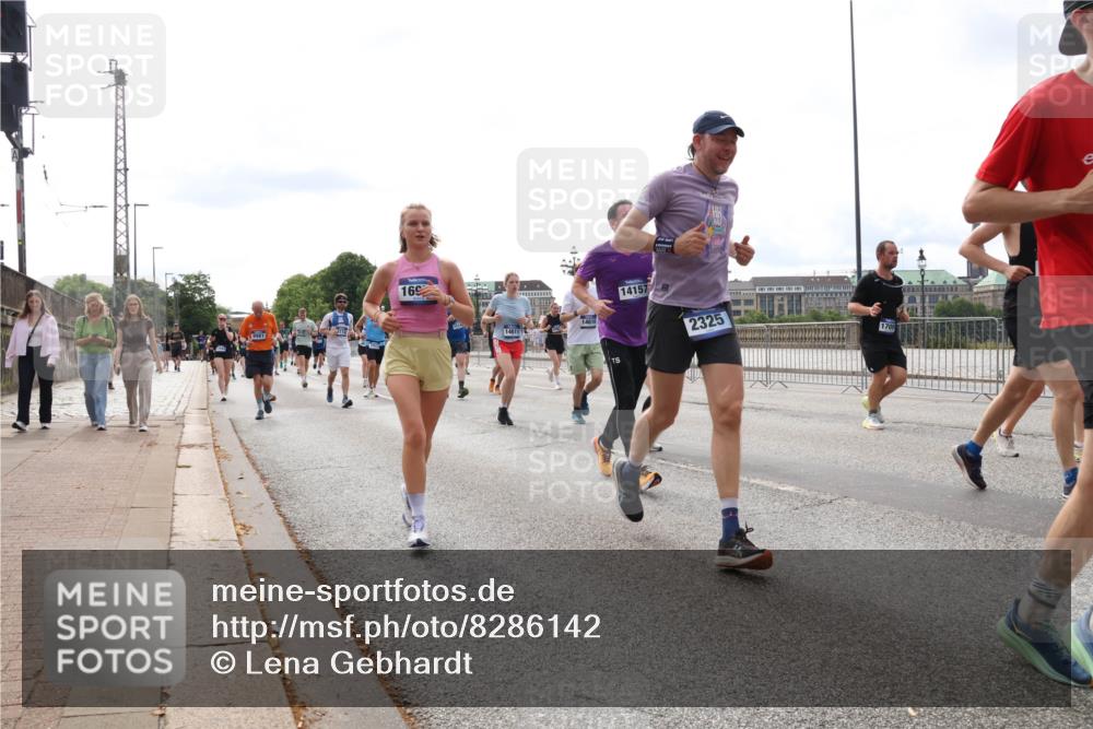 29.06.2025 - hella hamburg halbmarathon Lena Gebhardt http://msf.ph/oto/8286142 29.06.2025 10:20:53 Lombardsbrücke 169, 14610, 14157, 2325, 170, 1011, 1266, 1471, 1658, 2053, 2101, 2325, 2383, 2478, 2834, 2923, 2945, 2986, 3161, 3247, 3453, 3733, 3781, 3813, 4082, 4154, 4166, 4288, 4350, 4422, 4754, 4869, 5041, 5061, 5181, 5625, 5767, 6275, 6308, 6608, 6951, 7131, 7228, 7608, 8113, 8588, 8724, 8726, 8940, 9005, 9011, 9108, 9236, 9722, 9981, 10050, 10350, 10585, 10602, 10613, 10647, 11100, 11145, 11603, 11698, 11835, 11995, 12175, 12694, 12844, 13057, 13508 meine-sportfotos.de