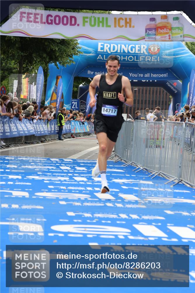 29.06.2025 - hella hamburg halbmarathon Strokosch-Dieckow http://msf.ph/oto/8286203 29.06.2025 10:21:07 Ziel 6530, 14717, 16120 meine-sportfotos.de