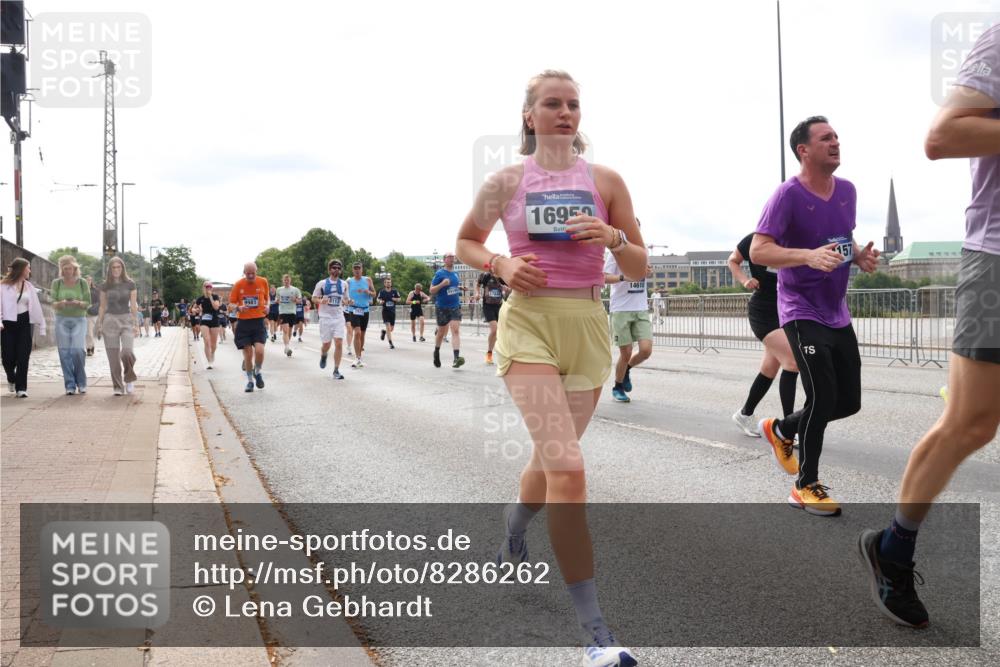 29.06.2025 - hella hamburg halbmarathon Lena Gebhardt http://msf.ph/oto/8286262 29.06.2025 10:20:53 Lombardsbrücke 1695, 14610, 157, 1011, 1266, 1471, 1658, 2053, 2101, 2325, 2383, 2478, 2834, 2923, 2945, 2986, 3161, 3247, 3453, 3733, 3781, 3813, 4082, 4154, 4166, 4288, 4350, 4422, 4754, 4869, 5041, 5061, 5181, 5625, 5767, 6275, 6308, 6608, 6951, 7131, 7228, 7608, 8113, 8588, 8724, 8726, 8940, 9005, 9011, 9108, 9236, 9722, 9981, 10050, 10350, 10585, 10602, 10613, 10647, 11100, 11145, 11603, 11698, 11835, 11995, 12175, 12694, 12844, 13057, 13508 meine-sportfotos.de